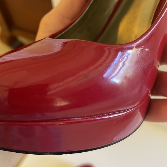 New Red Heels G by Guess - Picture 7 of 8